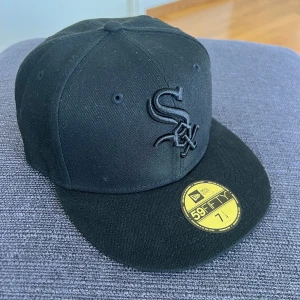 NewEra SOX keps svart - Helt ny och oanvänd då den inte passade mig. Jag kunde häller inte skicka tillbaka den för det skulle kosta.  PRIS KAN DISKUTERAS!