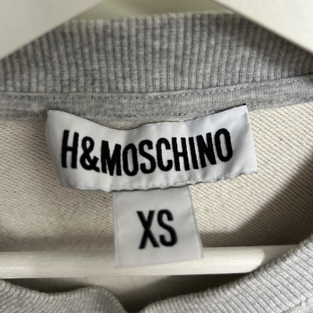moschino tröja i storlek XS , använd fåtal gånger så i nyskick 💕. Tröjor & Koftor.