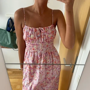 Blommig klänning  - Snygg långklänning från Zara! Storlek XS! Jättebra skick! Jag är 180🥰❤️