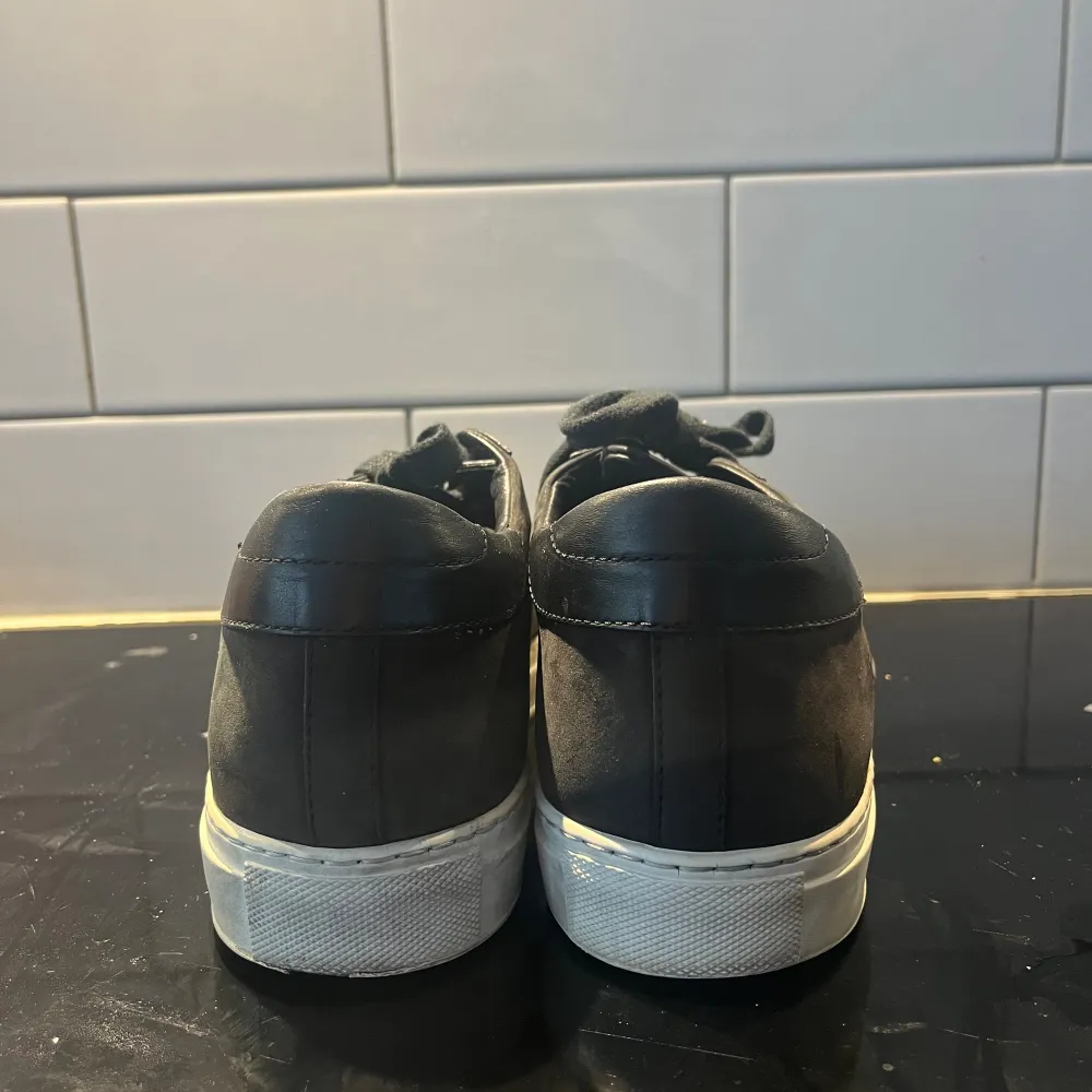 Trodde skorna var en annan färg när jag köpte de så säljer därför vidare de. De är i mycket bra skick men har redan ett par i samma färg . Skor.