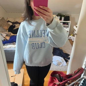 Sweatshirt med tryck - Jättefin ljusblå sweatshirt med tryck från Gina Tricot. Använd fåtal gånger 