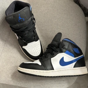 Air jordans 1  - säljer mina blå air jordans nu då de inte längre kommer till användning. Köptes för ca två år sedan och har använts sparsamt som man ser på dessa nytagna bilder 💞💞 skriv för fler bilder 