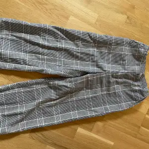 Kostymbyxor från H&M Young, slit i nedersta delen av byxbenen, sparsamt använda.