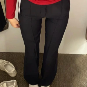 Kostymbyxor  - Kostymbyxor i storlek Xs från gina. Nypris 459, jag säljer för 150kr. Lite noppriga bak