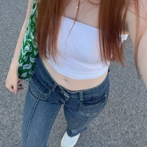 Vit topp - Tubtopp som går lite längre ner på magen. 