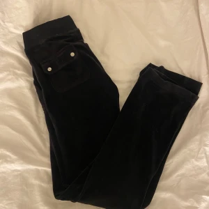 Säljer mina svarta Juicy Couture byxor💕 - Har haft dem länge men det är fortfarande bra kvalite! 
