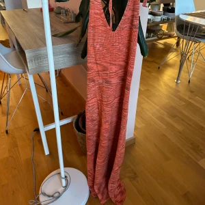 Sommarklänning  - Klänning lång från VRG girl. Öppen rygg Nyskick.