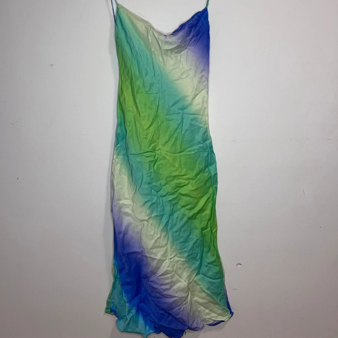 färgglad silken klänning 