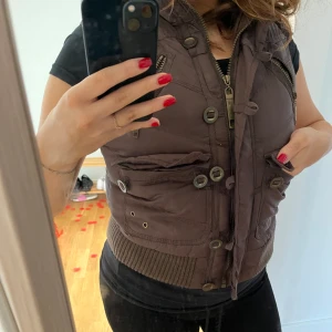 Vintage angel 7 väst - Vintage angel 7 väst, inga defekter dock lite sömmar som sticker ut. Säljs pga för liten men skit snygg och så unik.  