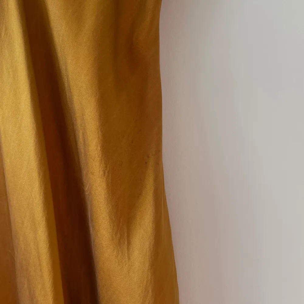 Minimalist Ginia Hand Dyed Caramel Silk Slip Dress  100% Silk  Adjustable Straps for the right fit.  Some naturally occurring discoloration, please appreciate for its character.  Very Good Condition  Model Is 160cm (5”3) And Generally Fits XS/S. . Klänningar.