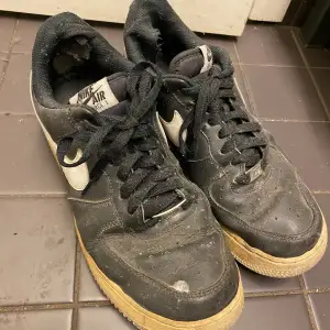 Svarta Nike air force i storlek 42. Behöver en tvätt annars ok skick. Gjort en utrensning på jobbet och dessa hämtades aldrig upp. 