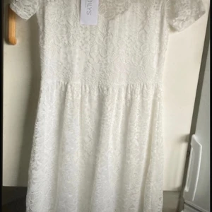 Studentklänning  - Oanvänd med prislapp kvar Normal i storlek  Valde en annan klänning så därför har denna bara blivit hängande tyvärr inte 