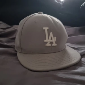 La keps  - 9/10 använd lite under sommaren riktig snygg inga solfläckor osv. den är 56.8cm. den är äkta köpt för 450kr