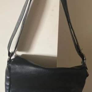 Axelremsväska  - Använd ett fåtal gånger - Ser ny ut!  Bredd: 6 cm Höjd: 25 cm Längd: 25 cm