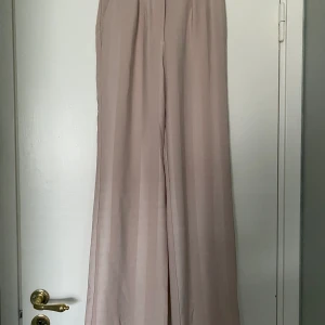 Beigabyxor - Köpte från Bianca Ingrosso sellpy-shop. Fint skick, en trådslitning nere på benet knappt synligt. Normal i storlek 