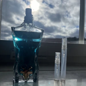 Jean Paul Gaultier le beau sample - Sample på JPG le beau edt en riktigt fin sommar doft. En doft av kokosnöt och vanilj! 5 ml och 10 ml 10 ml kostar 129 och 5 ml kostar 79 ett riktigt bra pris!