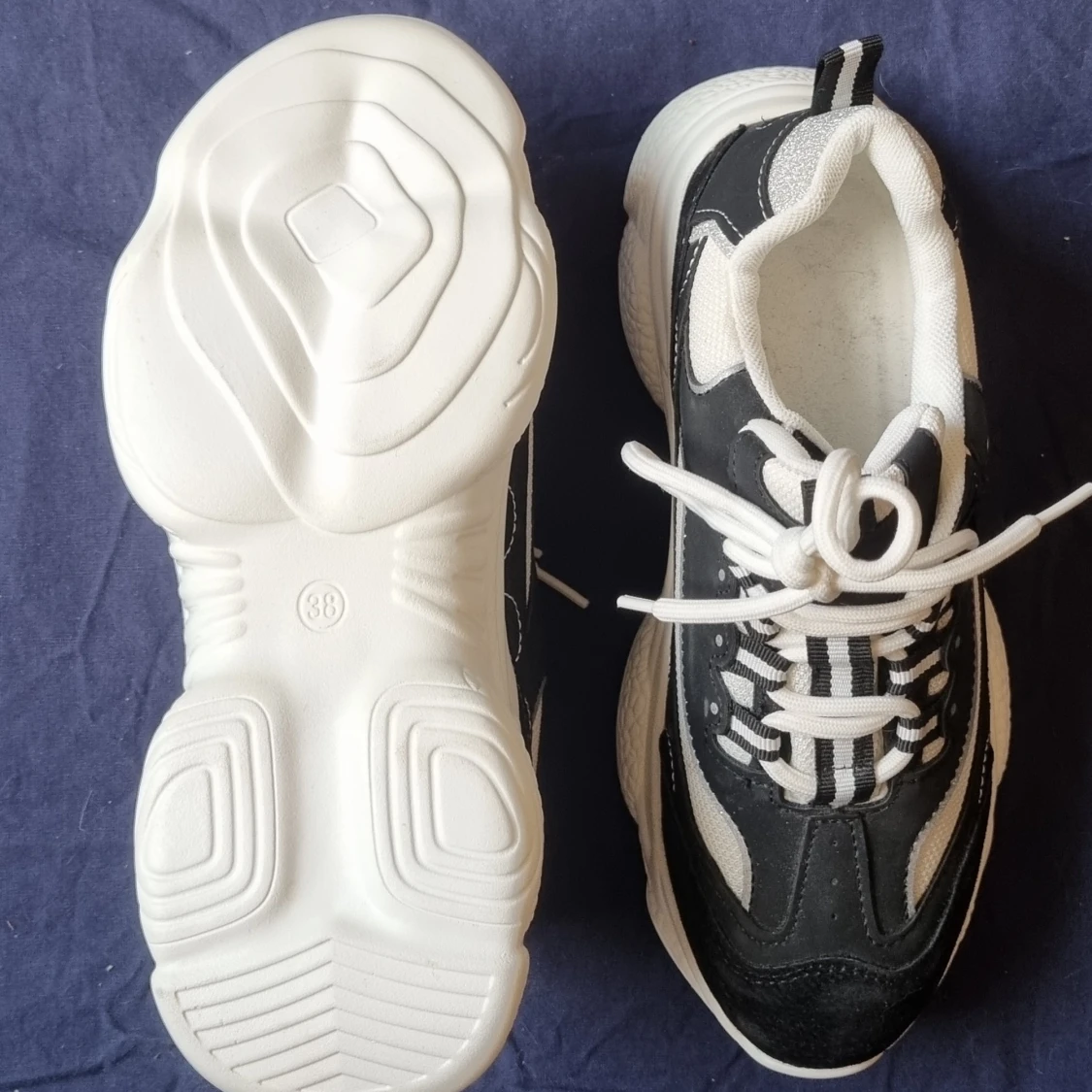 Oanvänd sneaker svart  - 91