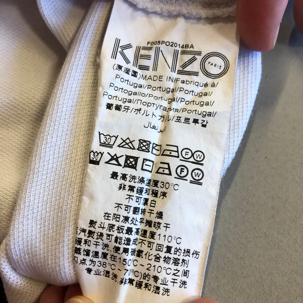 Säljer denna Kenzo Paris Pique, i mycket bra skick inga defekter finns. Storlek: Xs herr (stor i storlek så den passar mig som har M)  Pris: 300. Skjortor.