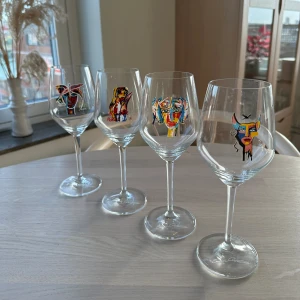 Carolina Gynning - Rosé-/Vitvinsglas - Vitvinsglas 🍸 Feeling Magic - Nypris 299kr; Nu 199kr; Orgnialförpackning  Butterfly Messanger - Nypris 299kr; Nu 199kr Protect Me - Nypris 299kr; Nu 199kr  Bleeding Barbie - Nypris 299kr; Nu 199kr   Inga av glasen är använda, endast haft de frontade.