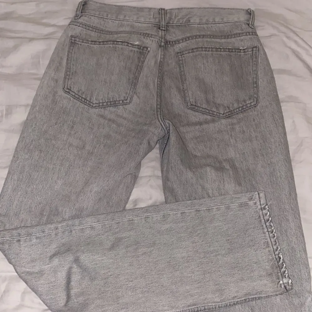 Säljer domma as snygga lågmidjade gråa jeansen för dom är för små för mig. Jeans & Byxor.