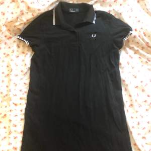 Jättesnygg Fred Perry pikéklänning! Knappt använd och har inga synliga defekter. Nypris online ca 2000kr❣️