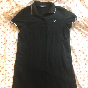Fred Perry klänning - Jättesnygg Fred Perry pikéklänning! Knappt använd och har inga synliga defekter. Nypris online ca 2000kr❣️
