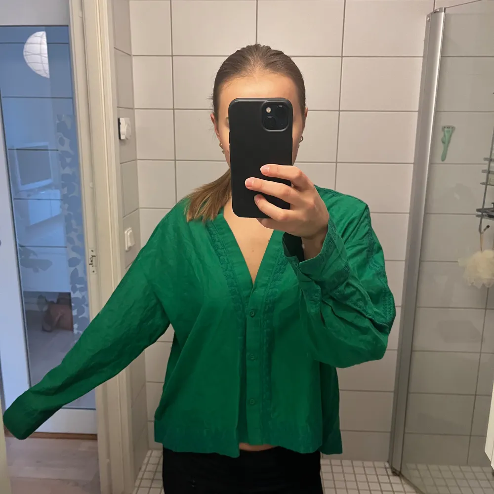 Supersnygg linneskjorta i grön! Från Zara och använd ett fåtal gånger så är i mycket bra skick. Storlek M men passar även en S. Blusar.