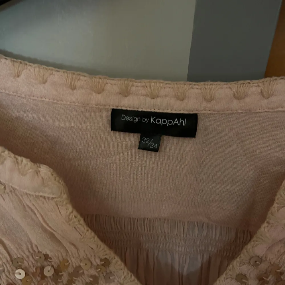 Rosa blus som bara hängt i garderoben sen den införskaffades, storlek 32/34 . Blusar.