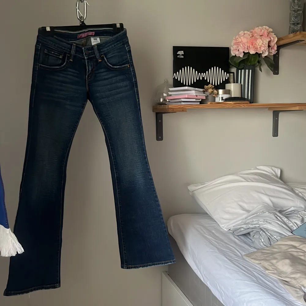 Superfina jeans med unika fickor från levis. Passar as bra med en mesh genomskinlig leopard spets djurmönster topp! . Jeans & Byxor.