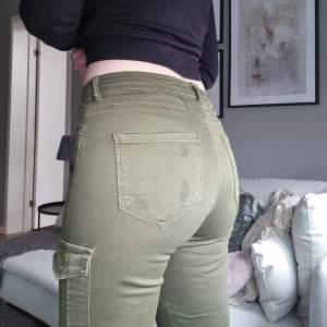 Midwaist, Militärgröna jeans (stretchiga) från Bershka i storlek 38. Fint skick.