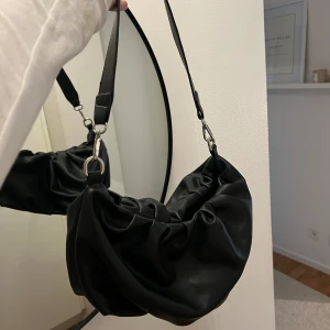 Svart väska🌸 - Säljer två av mina svarta väskor, de är i fint skick och ens kommer ifrån Nelly och andra ifrån Zara. Säljer båda för 300kr eller en av dom för 170kr 🌸