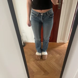 Medelhöga jeans  - Jeans från zara, knappt använda 