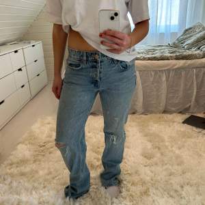 Snygga jeans med slitningar från Zara i storlek 36!🤗 Pris 200kr köpare står för frakt❤️‍🔥