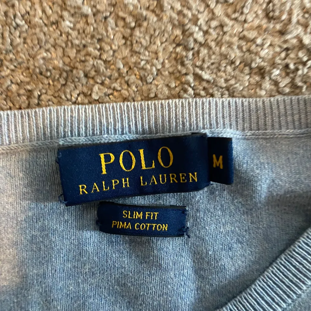 Ljus blå Polo Ralph Lauren tröja storlek M men har krympt så den är ungefär S. . Tröjor & Koftor.