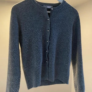 Zara kofta  - Säljer denna jätte fina kofta från Zara, super skönt material i storlek M💞