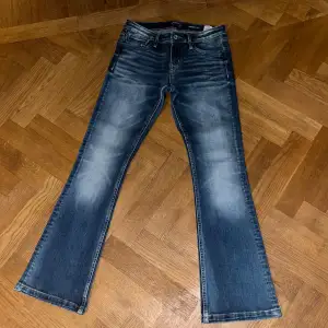 Trendiga lågmidjade jeans från Crocker i modellen Pep boot.💙 Storlek 28/31. Använda cirka 3 gånger. Skicka meddelande om ni vill se dom på. 