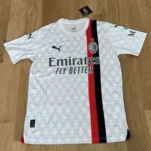 Ac milan fotbollströja  - Detta är en Ac milan fotbollströja från säsongen 2023/24. Den är helt ny och är i storlek S. Jag säljer den eftersom att den inte passar mig. Pris och frågor kan diskuteras.