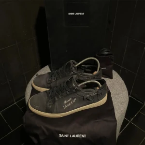 Saint Laurent  - Saint Laurent skor i storlek 41. Modellen är distress så slitningarna ska vara på skon. 