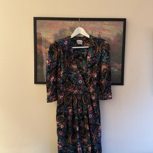 Blommig klänning  - Blommig klänning från Beyond Retro. Passar för storlek XS-S. 🌸