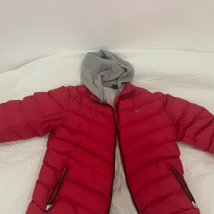 Nike Vinterjacka - Säljer min använda jacka som är använd i gott skick och som ny. Storlek XL men passar M. Pris kan diskuteras   