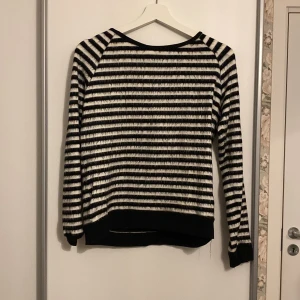 Randig tjocktröja - Fluffig tröja  Storlek: M