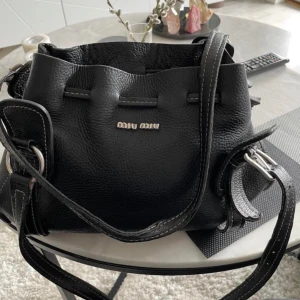 Väska Miu Miu  - Köpt secondhand, använt skick men fortfarande väldigt fin. 