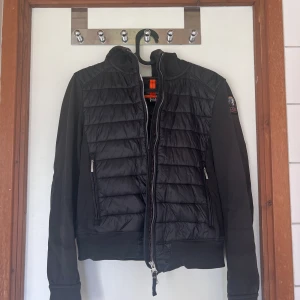 Parajumper jacka - Denna jackan är inte använd för många gånger men den har blivit solblekt av solen för jag hade den förr förra sommaren och lite in på hösten men inte varje dag. Förutom att den är solblekt så finns det inga andra fel.