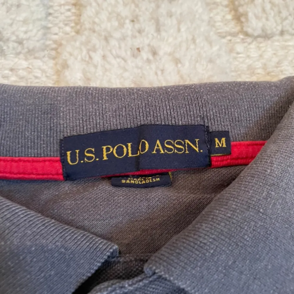 Tja, säljer nu denna feta Ralph lauren piké för att den är för stor för mig. Köpte den för 1200kr och söker nu den för 189kr. Det är storlek M men passar också S. Pris kan såklart diskuteras vid snabb köp🏆👌🏽. T-shirts.