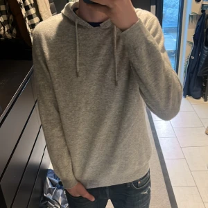 Kashmir zip - Säljer nu min min Kashmir zip som är en blandning av Kashmir och Merino. Den är i mycket bra skick. Bara att skriva vid frågor. Mvh Anton