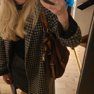 Väska Feel - Supersnygg handväska från feel! Perfekt till våren och sommaren🌺❤️ Nypris 1500:-