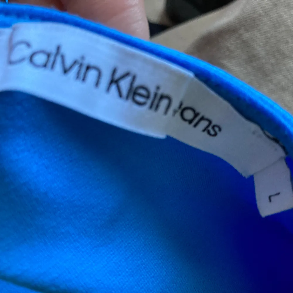 Äkta Calvin klein topp, köpt på pondus. Använd några enstaka gr.. Toppar.