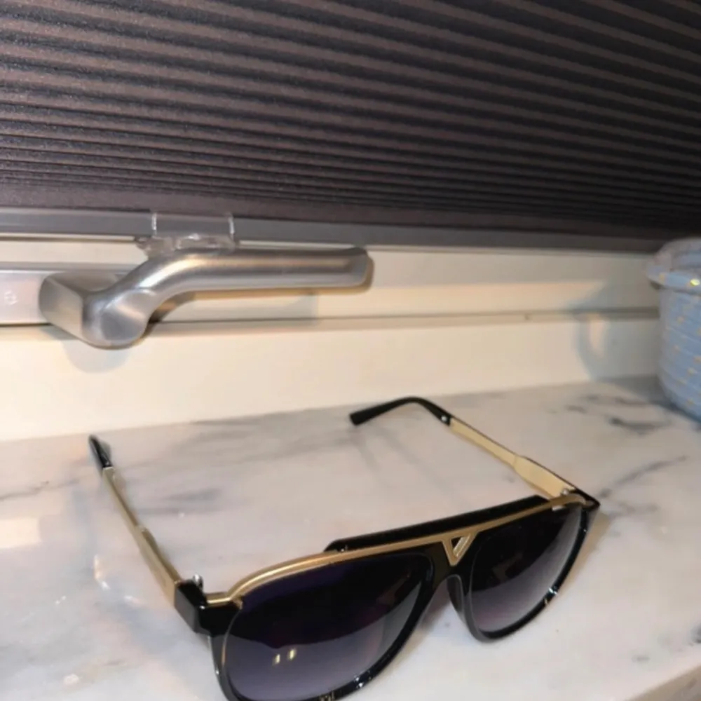 Louis Vuitton solglasögon perfekt till sommaren som är på väg, högsta kvalitet som dessutom är helt nya. Först till kvarn, hör av er vid minsta fundering👍. Accessoarer.