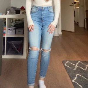 Jeans - Slitna jeans från Bikbok i storlek S. Väl använda men fortfarande i bra skick. Högmidajde