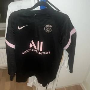 Psg set  - Säljer nu nin sons psg set eftersom den är för liten och inte har någon nytta.  Kläderna är endast använda fåtal gånger och är i väldigt bra skick .